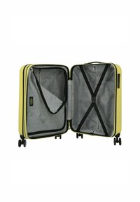 Valigia rigida gialla con doppie cerniere, tasca interna in rete e cinturini a forma di X. Presenta un rivestimento geometrico grigio e quattro ruote.