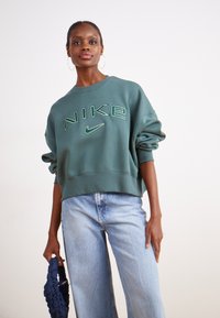 Nike Sportswear LOGO CREW - Ikdienas džemperis - vintage green/jade horizon