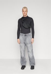 YOURTURN MUSCLE FIT LONG SLEEVE WITH ZIP UNISEX - Hosszú ujjú felső - black
