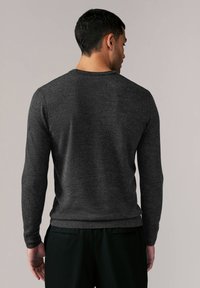 Dunkelgrauer Pullover mit langen Ärmeln, Rundhalsausschnitt und einer glatten, gestrickten Textur. Verfügt über gerippte Bündchen und einen gerippten Saum. Rückansicht ist gezeigt.
