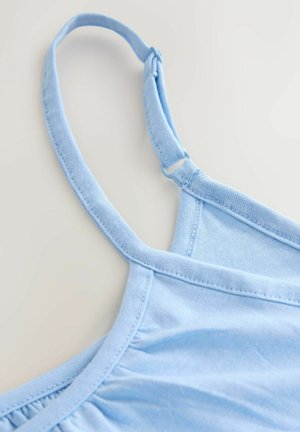 Gaiši zils kokvilnas tops ar šaurām lencītēm, rievotu tekstūru pie krūtīm un mīkstu audumu. Ir regulējama lencītes cilpa.