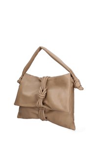 Borsa a mano in pelle di colore tan con un design annodato, dotata di due ampi scomparti piegati e una singola tracolla imbottita. Superficie liscia in tutto.