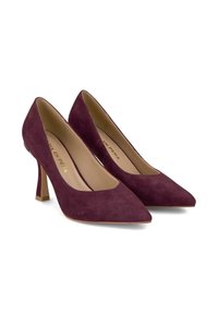 Chaussures à talons hauts en daim bordeaux avec un bout pointu et un talon bloc effilé. Doublure intérieure lisse et branding subtil visible.