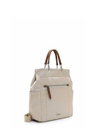 Beige Tragetasche mit braunen Ledergriffen, Frontreißverschlusstasche und Seitentaschen, aufrecht stehend vor weißem Hintergrund.