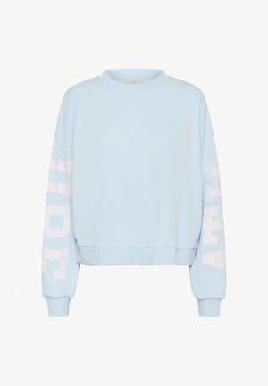 Sweatshirt bleu clair à col rond avec manches longues, arborant de grandes lettres blanches en bloc formant le mot "LOVE" sur chaque manche.