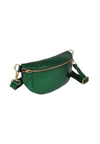 Ce sac banane en cuir vert présente une forme courbée, une fermeture éclair dorée et une sangle réglable. Texture lisse avec un éclat métallique.