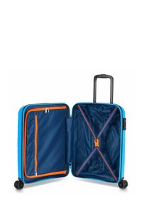 Maleta rígida azul con mango retráctil, detalles en naranja y ruedas dobles. El interior cuenta con un bolsillo de malla y cintas cruzadas para asegurar los objetos.