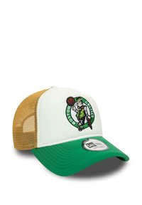 Weißer Hut mit grünem Schirm, Netzrücken in Beige, mit gesticktem Boston Celtics-Logo und einer Figur, die einen Basketball hält.