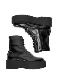 Czarne lakierowane botki za kostkę z grubo platformą, sznurowanym przodem i bocznym zamkiem. Gładka struktura i elegancki design.