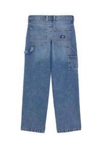 Helle blaue Denim-Hosen von hinten gesehen, mit zwei Gesäßtaschen und einer Seitentasche. Der Bund verfügt über Gürtelschlaufen.