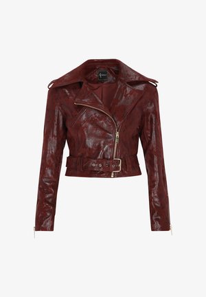 Lyhennetty viininpunainen nahkatakki kiiltävällä pinnalla, leveillä kauluksilla, vetoketjukiinnityksellä edessä ja vyötämällä vyötä. Varustettu säätöä varten vetoketjullisilla hihansuilla.