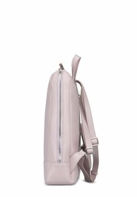 Sac à dos en cuir lavande clair avec un design élégant et mince, doté d'une fermeture éclair argentée et de bretelles ajustables. Surface texturée douce.