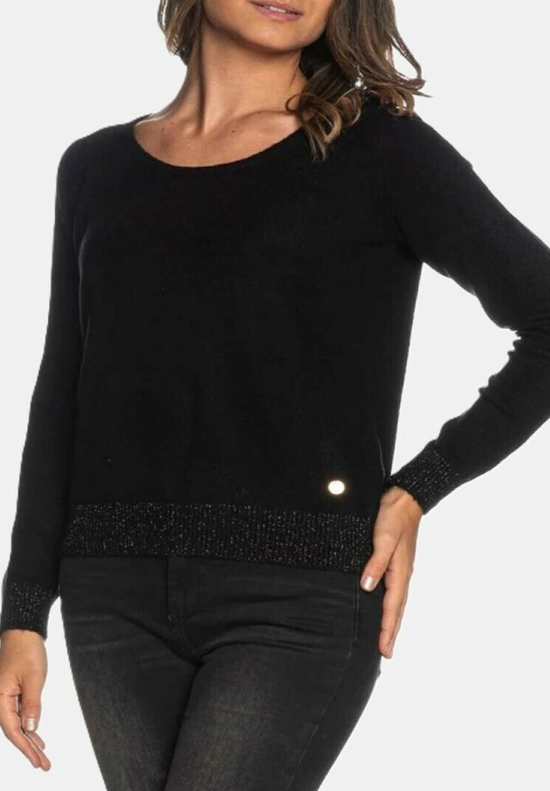 Maglione nero con maniche lunghe, scollo rotondo e vita texturizzata scura. Presenta un piccolo dettaglio metallico sul lato.
