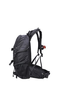 Schwarzer Rucksack mit schlankem Design, verstellbaren Riemen, mehreren Reißverschlusstaschen und einem seitlichen Netzpanel für Belüftung.