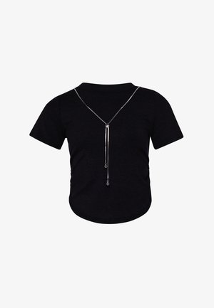 Zwart cropped T-shirt met korte mouwen en een zilveren Y-vormige ketting die aan de voorkant in het midden hangt.