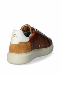 Sneaker in pelle marrone con dettagli in rete, accenti in camoscio, cappuccio bianco sul tallone e suola in gomma testurizzata. Presenta occhielli metallici e lacci.