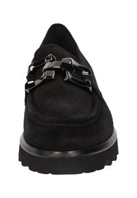 Zwarte suède loafer met een chunky zool en een decoratieve metalen kettingaccent aan de voorkant. Gladde textuur en rond toelontwerp.