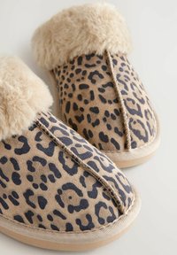Slippers s uzorkom leoparda s mekim bež umjetnim krznom na rubu, od suede materijala u smeškastoj boji, s ušivenim detaljima; ravni đon s bež obrubom.