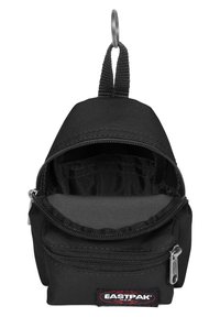Sort stofpose med en lynlåsåbning, indvendige lommer og en løkke til ophængning. Har et Eastpak-logo på forsiden. Letvægtsdesign.