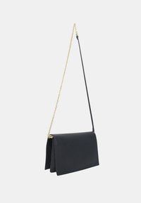Pochette nera in pelle con tracolla a catena dorata. Forma rettangolare, superficie testurizzata e chiusura a pattina, caratterizzata da un design elegante e minimalista.