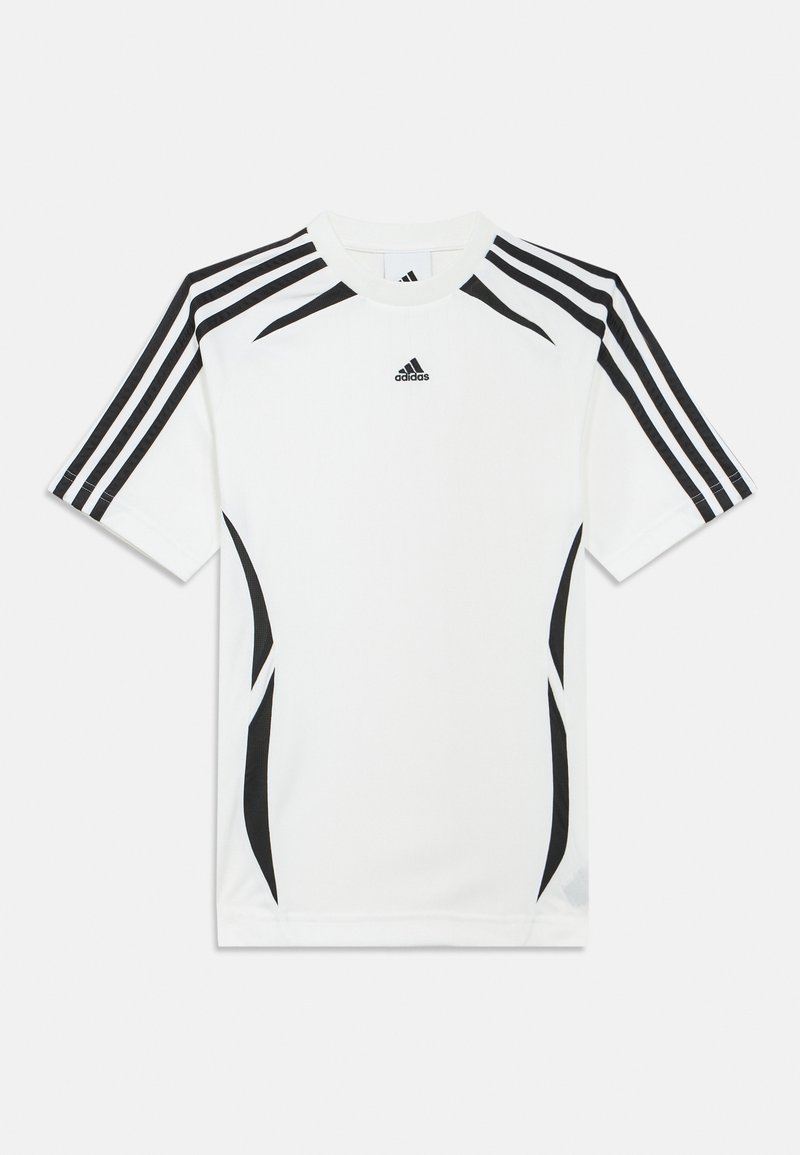 Λευκό αθλητικό πουκάμισο με μαύρες λεπτομέρειες, τρεις μαύρες ρίγες στους ώμους και το λογότυπο της Adidas στο στήθος. Κατασκευασμένο από διαπνέον υλικό.