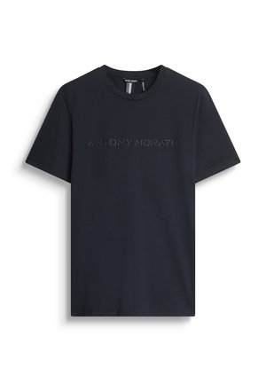 Crna pamučna majica, okrugli izrez, kratki rukavi. Sadrži reljefno brendiranje "ANTONY MORATO" preko grudi. Glatka tekstura, minimalni dizajn.