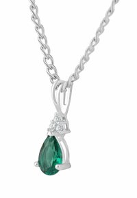 Srebrny naszyjnik z zielonym, gruszkowatym kamieniem szlachetnym o fasetowanej powierzchni, ozdobiony czterema małymi, przezroczystymi kamieniami nad wisiorkiem.