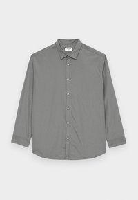 Camisa de botón de manga larga gris con un cuello clásico, botones frontales y una tela suave y texturizada. El dobladillo es ligeramente curvado.