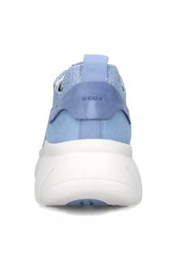 Sneakers azzurri chiari con tomaia testurizzata, logo sul tallone e suola bianca con un design arrotondato e ammortizzato.