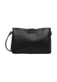 Borsa a mano in pelle nera con una texture a pelle d'oca, forma rettangolare, chiusura a patta superiore e tracolla staccabile.