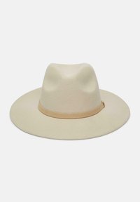 Cappello di feltro beige con ampio bordo, dalla superficie liscia e una fascia in pelle color beige alla base. Presenta un design con un leggero picco.