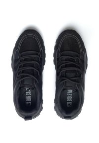 Para czarnych sportowych butów z siateczkowymi i skórzanymi detalami, grubymi podeszwami oraz logo "BIG STAR" wewnątrz pięty.