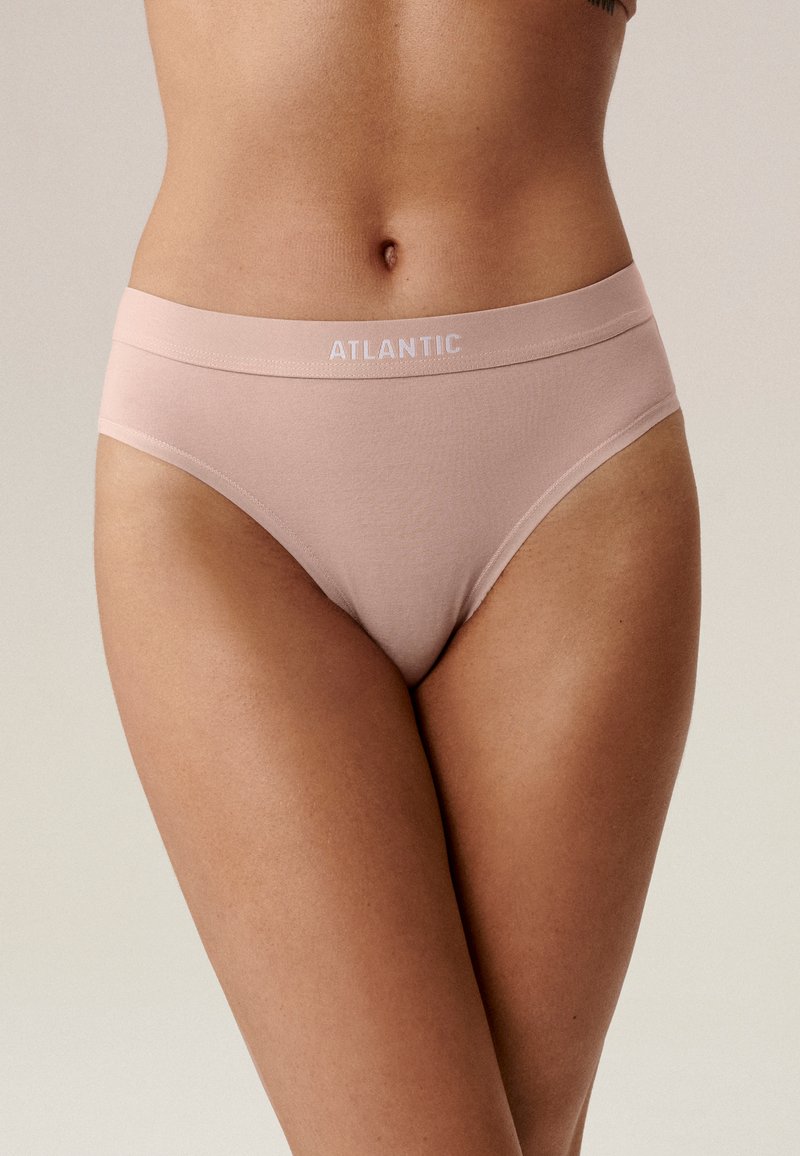Beżowa bielizna z miękkim elastycznym pasem w nadrukiem "ATLANTIC". Materiał jest gładki, z minimalistycznym wzornictwem i bez widocznych wzorów.