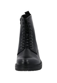Botte de cheville en cuir noir avec un bout rond, un laçage à l'avant, des œillets en métal argenté et une fermeture éclair sur le côté ; semelle en caoutchouc nervurée.