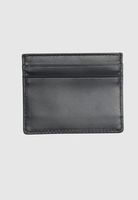 Μαύρη δερμάτινη θήκη καρτών με τρεις οριζόντιες θήκες καρτών και ραμμένα άκρα πάνω σε απλό ανοιχτό φόντο.