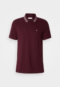 Mannen maroon kortebloezem polo shirt met een twee-knopen sluiting, gestreepte kraagranden en een klein wit "cK" logo op de borst.