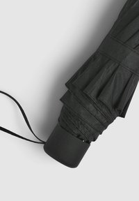 Ombrello nero con tenda testurizzata, design a pieghe e manico solido. Dotato di una cinghia nera per un facile trasporto.