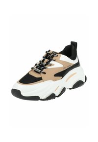 Baskets épaisses avec un mélange de matériaux synthétiques noirs, blancs et marron clair, une tige texturée et une semelle extérieure proéminente à rainures.