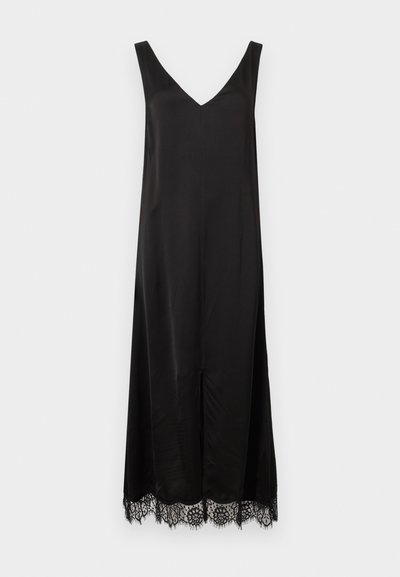 Robe nuisette noire sans manches avec encolure en V et bordure en dentelle à l'ourlet, présentée sur un fond blanc uni.