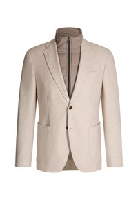Jasnobeżowa marynarka wykonana z teksturowanej tkaniny, wyposażona w brązową wewnętrzną podszewkę na suwak, dwie przednie kieszenie oraz pojedyncze zapięcie na guzik.