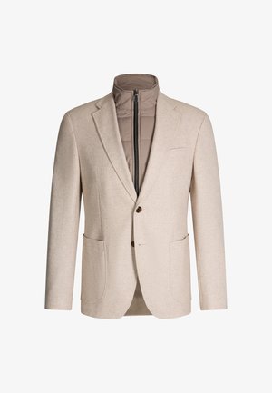 Jasnobeżowa marynarka wykonana z teksturowanej tkaniny, wyposażona w brązową wewnętrzną podszewkę na suwak, dwie przednie kieszenie oraz pojedyncze zapięcie na guzik.