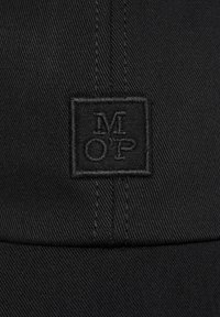 Czarny kapelusz wykonany z teksturowanej tkaniny, z wystająca czarną haftowaną kwadratową łatą z literami "MOP" umieszczonymi na środku z przodu.