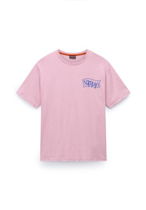Ροζ βαμβακερό μπλουζάκι με στρογγυλή λαιμόκοψη. Διαθέτει μπλε λογότυπο "Napapijri" στο αριστερό στήθος. Κοντά μανίκια και άνετη εφαρμογή.