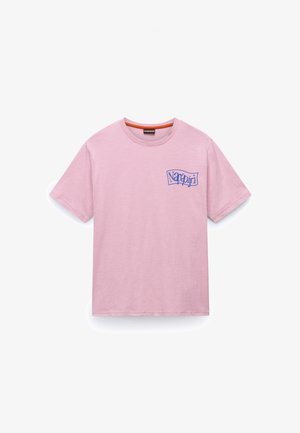 Ροζ βαμβακερό μπλουζάκι με στρογγυλή λαιμόκοψη. Διαθέτει μπλε λογότυπο "Napapijri" στο αριστερό στήθος. Κοντά μανίκια και άνετη εφαρμογή.