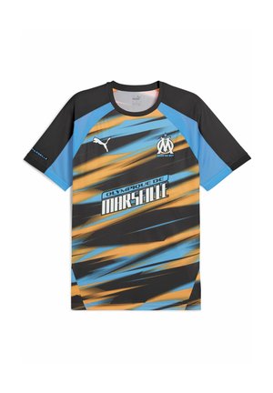 Koszulka piłkarska Puma w kolorze czarnym, niebieskim i pomarańczowym. Posiada geometryczny wzór, okrągły dekolt oraz logo klubu "Olympique de Marseille" z przodu.