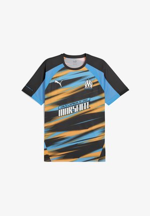 Puma voetbalt-shirt in zwart, blauw en oranje. Heeft een geometrisch patroon, ronde hals en het clublogo "Olympique de Marseille" op de voorkant.