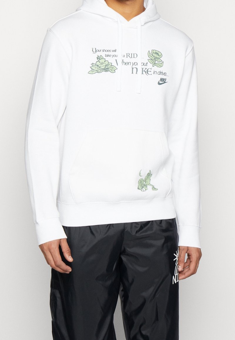 Vit hoodie med gröna löv och tecknad karaktärsgrafik, framficka med känguru-design och justerbar dragsko i huvan. Mjuk bomullsmaterial.