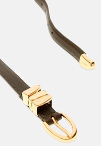 Bruine leren riem met drie gouden hardware accenten en een gouden gesp. Textuurafwerking met gestikte randen en taps toelopende uiteinden.