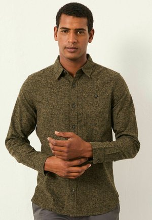 Olivenfarbene Knopfhemd mit geometrischem Muster, langen Ärmeln und schwarzen Knöpfen. Glatte Textur und klassisches Kragen-Design.