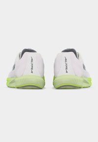 Λευκά αθλητικά παπούτσια με σόλες σε λάιμ πράσινο, από την πίσω πλευρά, εμφανίζοντας το όνομα της μάρκας "ALTRA" στην περιοχή της φτέρνας.